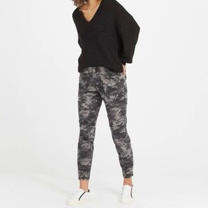 Spanx Stretch Twill Cargo Jogger Pant Camo Black